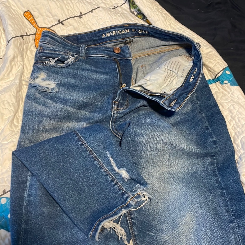 Perfect mom fit just slightly too big. Excellent condition